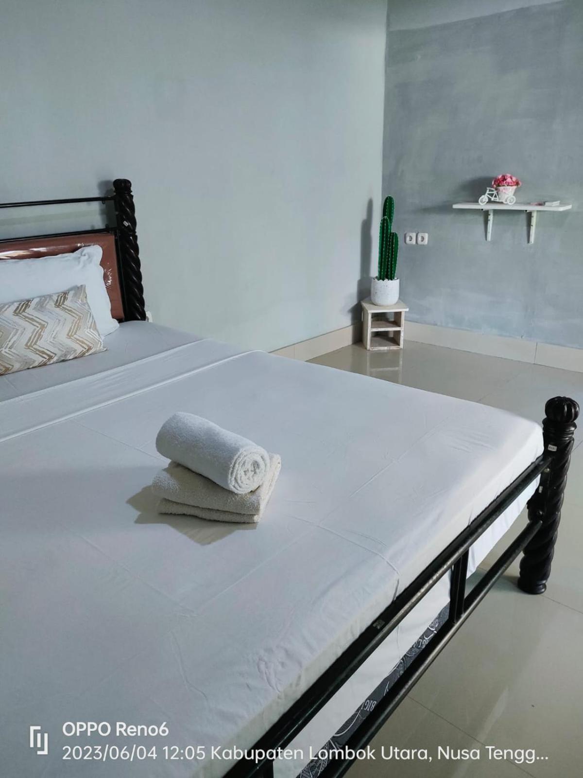 Pineapple Guest House Gili Air Buitenkant foto