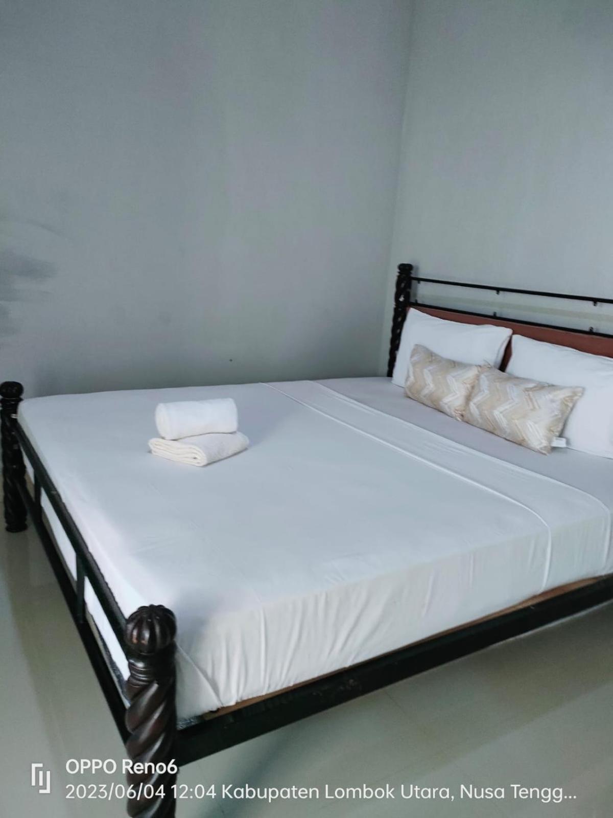 Pineapple Guest House Gili Air Buitenkant foto