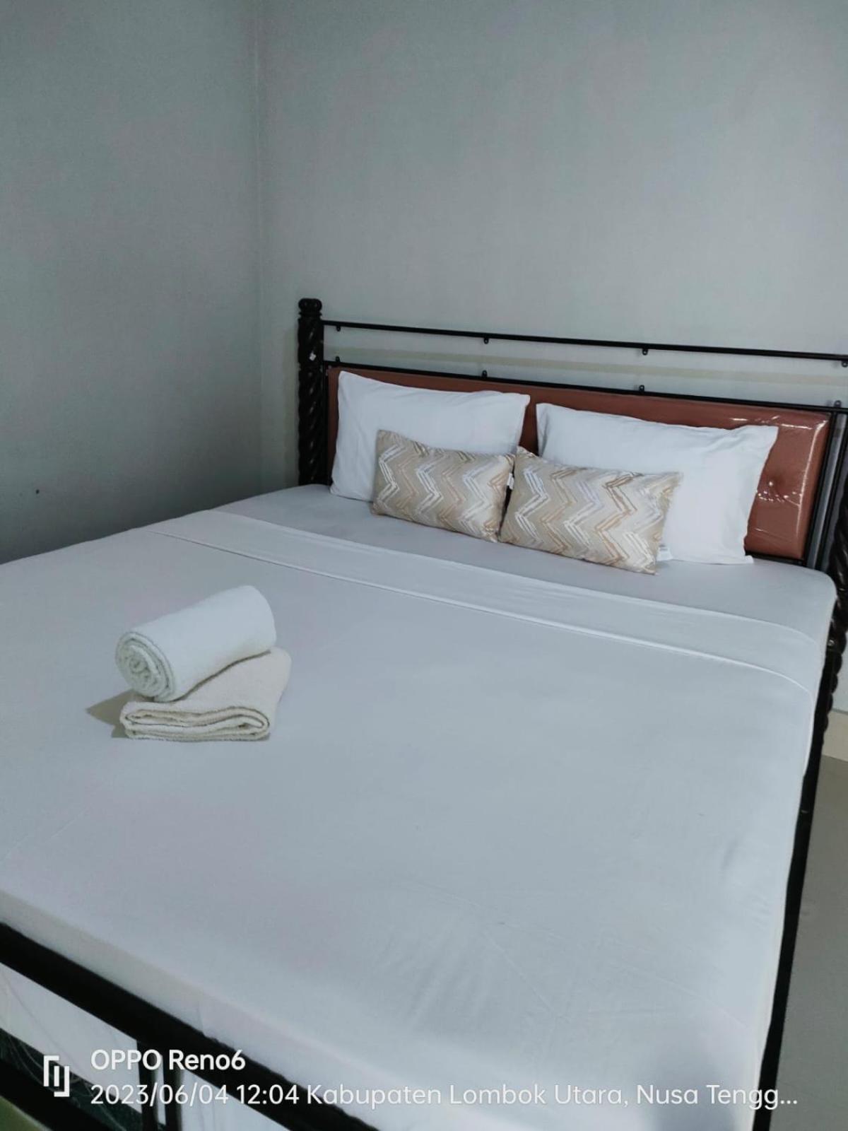Pineapple Guest House Gili Air Buitenkant foto
